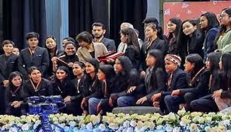 সাফজয়ী নারী ফুটবল দলের হাতে উঠল একুশে পদক