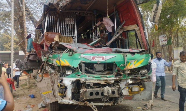 গোপালগঞ্জে বাসের পেছনে আরেক বাসের ধাক্কা, নিহত ২