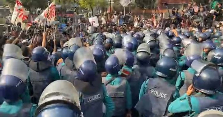 স্বরাষ্ট্র উপদেষ্টার পদত্যাগ দাবি: মুখোমুখি অবস্থানে শিক্ষার্থী-পুলিশ