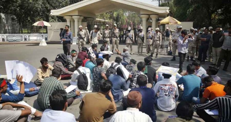 প্রধান উপদেষ্টার কার্যালয়ের সামনে জুলাই আন্দোলনে আহতদের অবস্থান