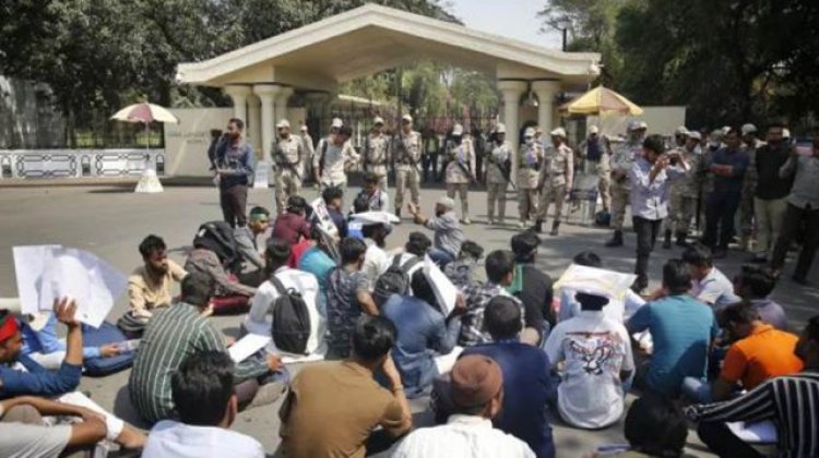 টানা ২৬ ঘণ্টা প্রধান উপদেষ্টার কার্যালয়ের গেটে অবস্থানে জুলাই আন্দোলনে আহতরা