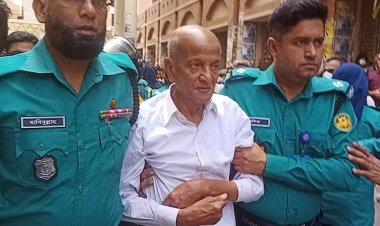 কাঠগড়ায় বুকে হাত বেঁধে দেয়াল ঘেঁষে দাঁড়িয়ে ছিলেন কামাল মজুমদার