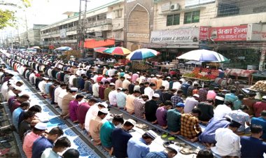 রমজানের প্রথম জুমায় মসজিদে মুসল্লিদের ভিড়