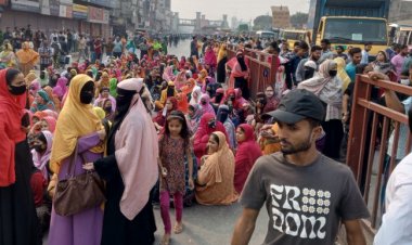 গাজীপুরে ঢাকা-ময়মনসিংহ ও ঢাকা-টাঙ্গাইল মহাসড়কে শ্রমিকদের অবরোধ   