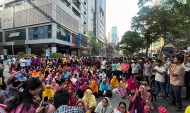 বেতন-ঈদ বোনাসের দাবিতে শ্রম ভবনের সামনে শ্রমিকদের বিক্ষোভ