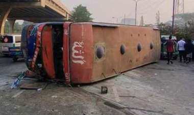 বনানীতে বাস উল্টে আহত ৪২