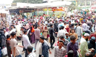 শেষ সময়ের কেনাকাটায় ব্যস্ত নগরবাসী