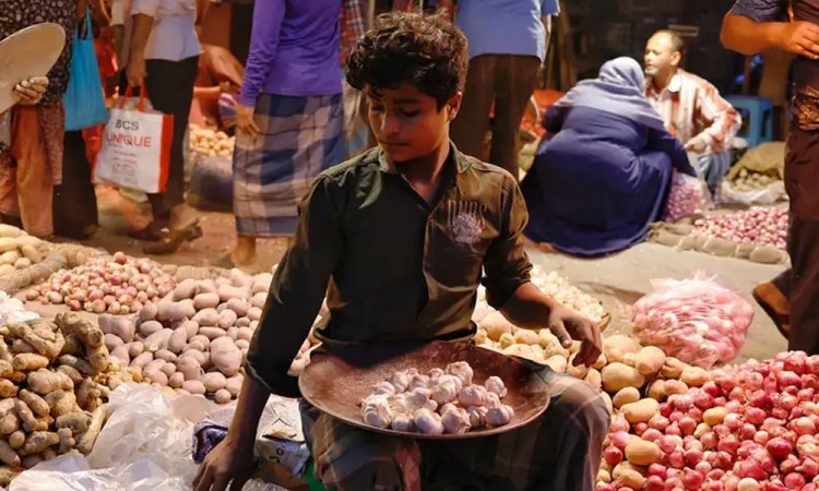 রমজান : কিছু পণ্যের দাম বাড়ায় নাখোশ ক্রেতা