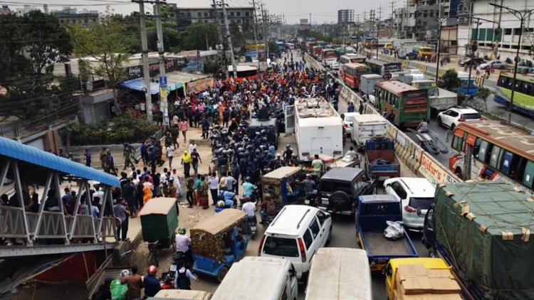 নানা দাবিতে শ্রমিকদের ঢাকা-আরিচা মহাসড়ক অবরোধ, যানচলাচল বন্ধ
