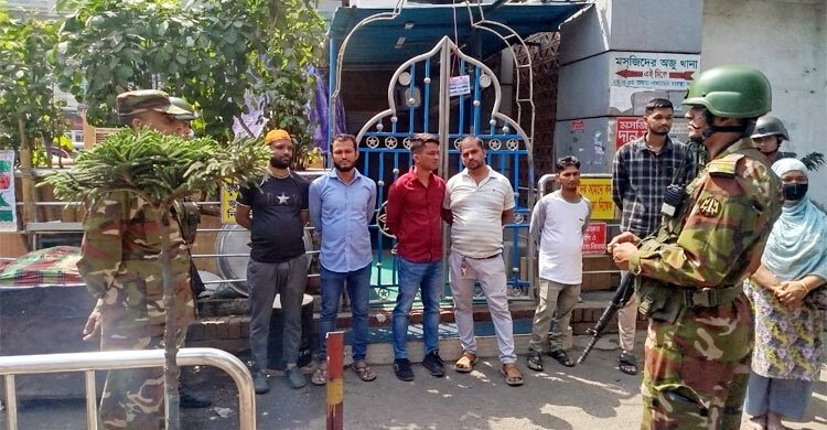 ঢাকা মেডিকেলে চলছে দালালবিরোধী অভিযান