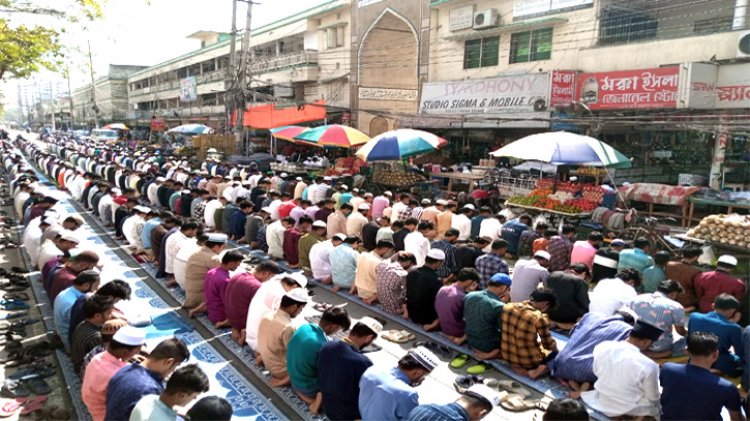 রমজানের প্রথম জুমায় মসজিদে মুসল্লিদের ভিড়