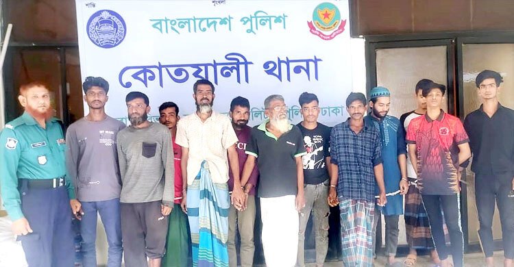  বিশেষ অভিযানে পেশাদার ছিনতাইকারীসহ গ্রেফতার ১২