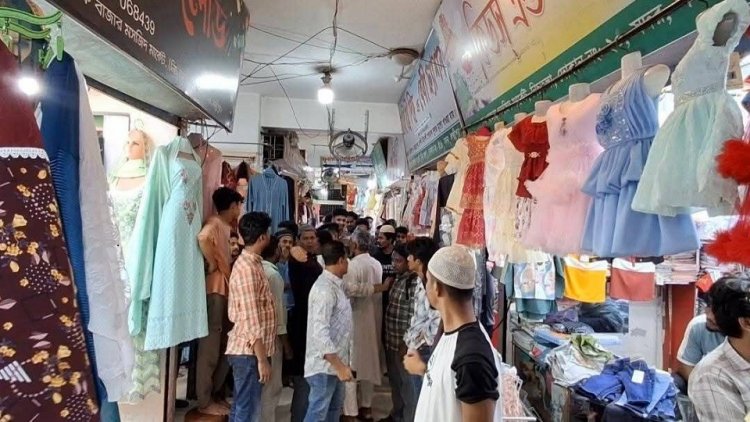 লক্ষ্মীপুর মসজিদ মার্কেটে অশোভনীয় আচরণের প্রতিবাদ করায় দুই তরুণীকে জিম্মি