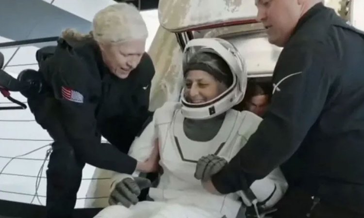 পৃথিবীতে ফিরলেন সুনীতা উইলিয়ামস ও বুচ উইলমোর