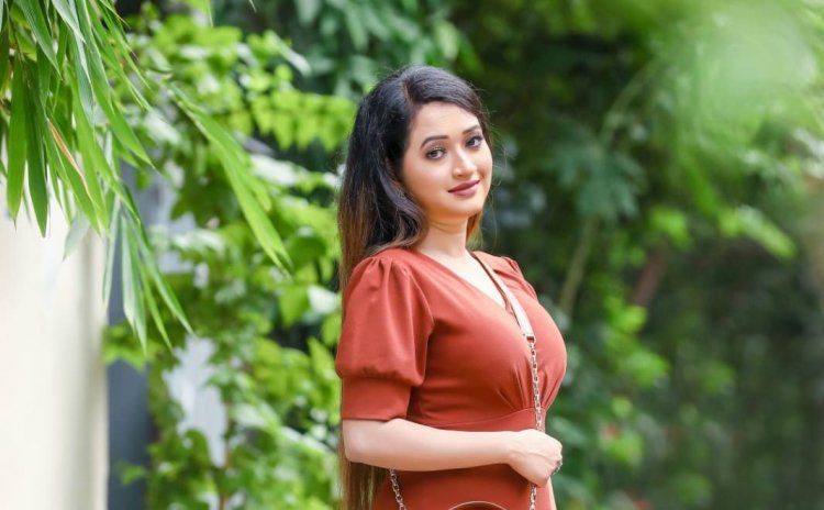 প্রথম ছবিতেই হলিউডের পর্দায় অপর্ণা