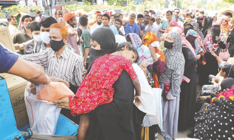 টিসিবির লাইনে মানুষের চাহিদা ও চাপ বাড়ছে