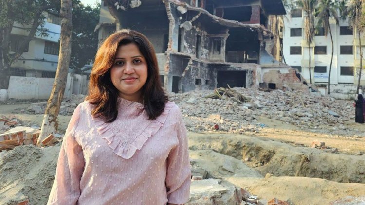 ধানমন্ডি ৩২-এ ভাঙা বাড়ির সামনে ছবি তুলে ন্যান্সির পোস্ট