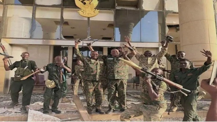 বন্দুক হাতে উল্লাস, সুদানের প্রেসিডেন্ট প্রাসাদ দখল নিল সেনাবাহিনী