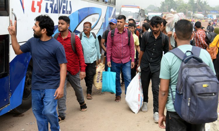 ঈদযাত্রায় সড়কপথে শৃঙ্খলায় কঠোর অবস্থানে সরকার