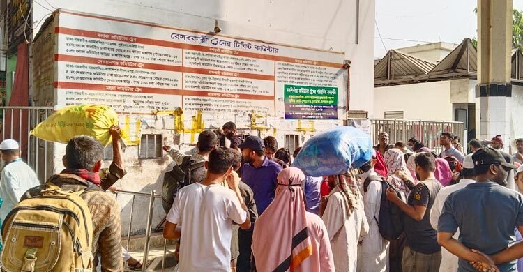  কমিউটার ট্রেনের টিকিট পেতে ঘরে ফেরা মানুষের দীর্ঘ অপেক্ষা