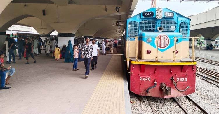 নির্দিষ্ট সময়ে ছেড়ে যাচ্ছে ট্রেন, আজ ঢাকা ছাড়বে ৬৯টি