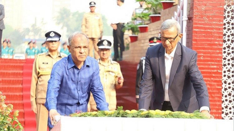 রাজারবাগ পুলিশ স্মৃতিসৌধে স্বরাষ্ট্র উপদেষ্টার শ্রদ্ধা নিবেদন