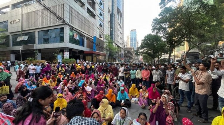 বেতন-ঈদ বোনাসের দাবিতে শ্রম ভবনের সামনে শ্রমিকদের বিক্ষোভ