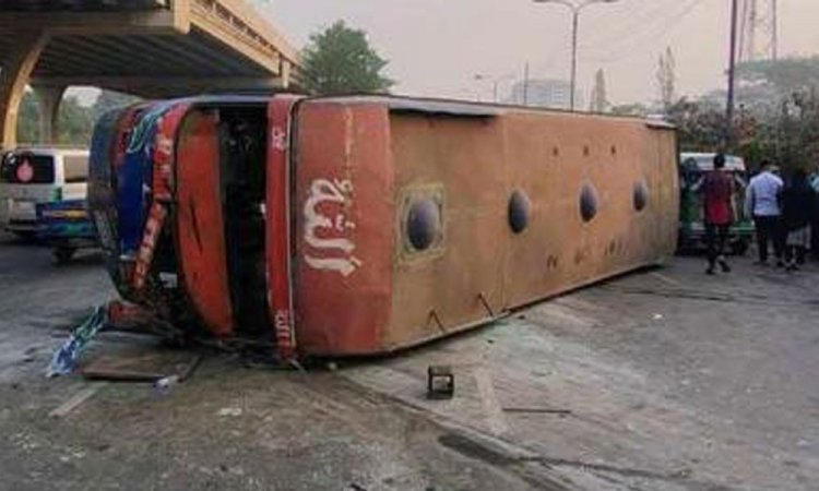 বনানীতে বাস উল্টে আহত ৪২