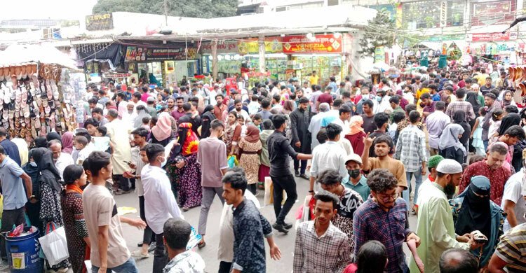 শেষ সময়ের কেনাকাটায় ব্যস্ত নগরবাসী