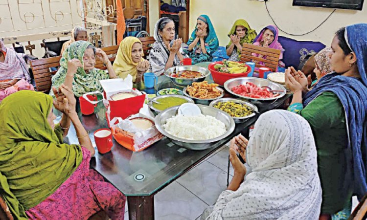 স্মৃতি হাতড়ে সান্ত্বনা খোঁজেন,আপন ভুবন বৃদ্ধাশ্রম