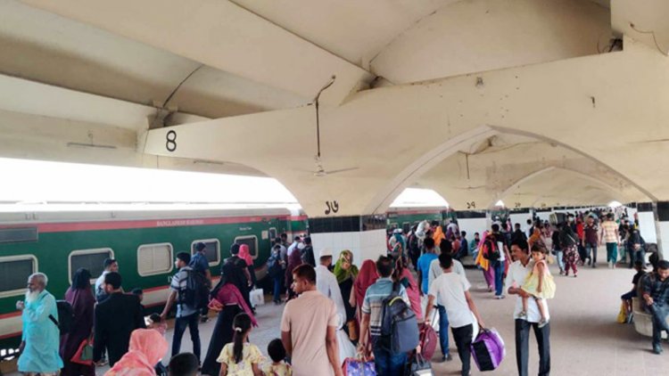 ঢাকা থেকে ছাড়ছে একের পর এক ট্রেন, নেই শিডিউল বিপর্যয়