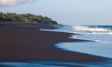 যেখানে গেলে দেখতে পাবেন কালো বালির সমুদ্র সৈকত