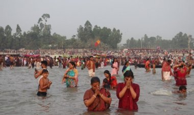অষ্টমীর স্নানে ব্রহ্মপুত্র তীরে মানুষের ভিড়