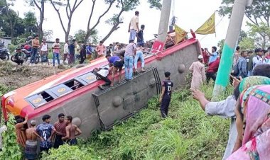  ফরিদপুরে নিয়ন্ত্রণ হারিয়ে বাস খাদে, নিহত ৫