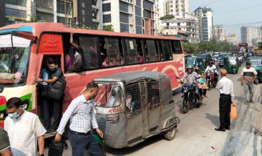  ঢাকার সড়কে সকালে গণপরিবহন কম, অফিসগামী মানুষের ভোগান্তি