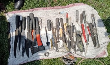 পুকুর থেকে বস্তাভর্তি দেশীয় অস্ত্র উদ্ধার