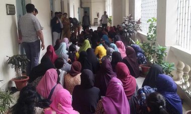 চার দাবিতে ভিসি ভবনে জবি ছাত্রীদের অবস্থান, আদায় হলো ১টি