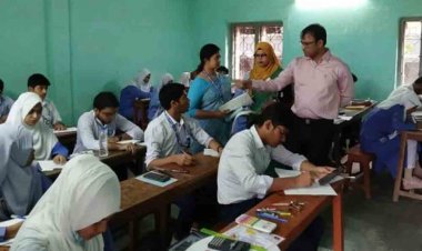 পরীক্ষা কেন্দ্রে স্মার্টফোন ব্যবহার, ৭ পর্যবেক্ষককে বহিষ্কার