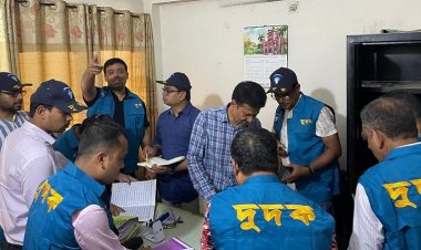 ঘুষ নেওয়ার সময় হাতেনাতে ধরা ডিএসসিসির ওয়ার্ড সচিব