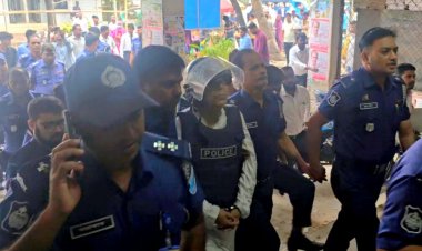 আদালত চত্বরে সাবেক আইনমন্ত্রী আনিসুল হককে চড়-থাপ্পড়