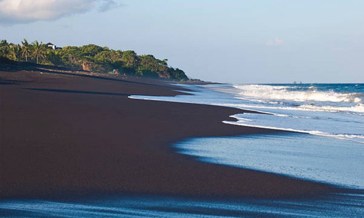 যেখানে গেলে দেখতে পাবেন কালো বালির সমুদ্র সৈকত
