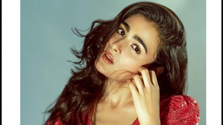 পোশাক পরিবর্তনের সময় রুমে ঢুকে পড়েন পরিচালক, যা করলেন অভিনেত্রী