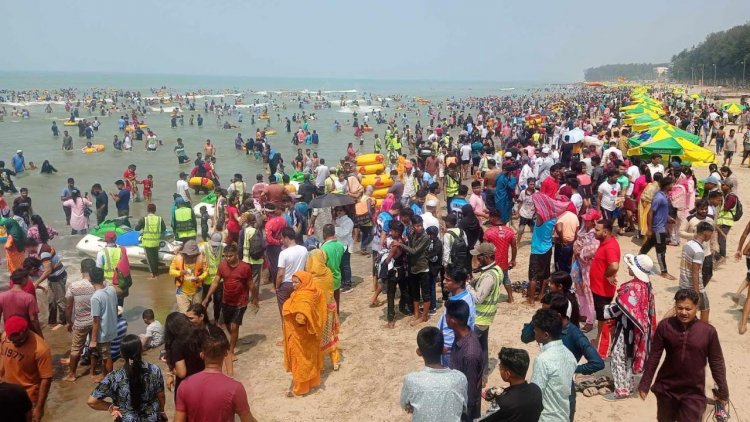 ঈদের ছুটিতে কক্সবাজারে লাখো পর্যটকের ঢল