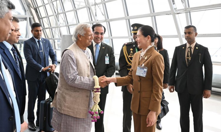 ব্যাঙ্ককে পৌঁছালেন প্রধান উপদেষ্টা