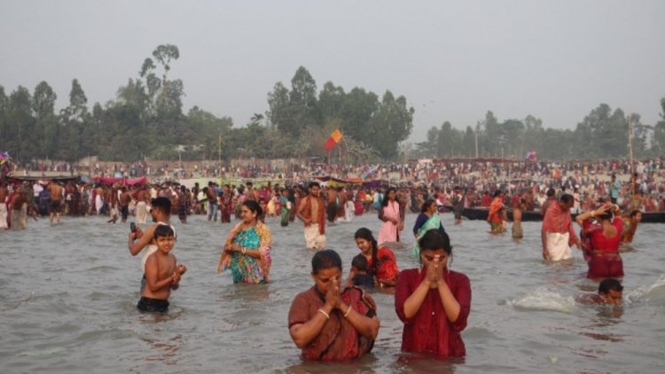 অষ্টমীর স্নানে ব্রহ্মপুত্র তীরে মানুষের ভিড়