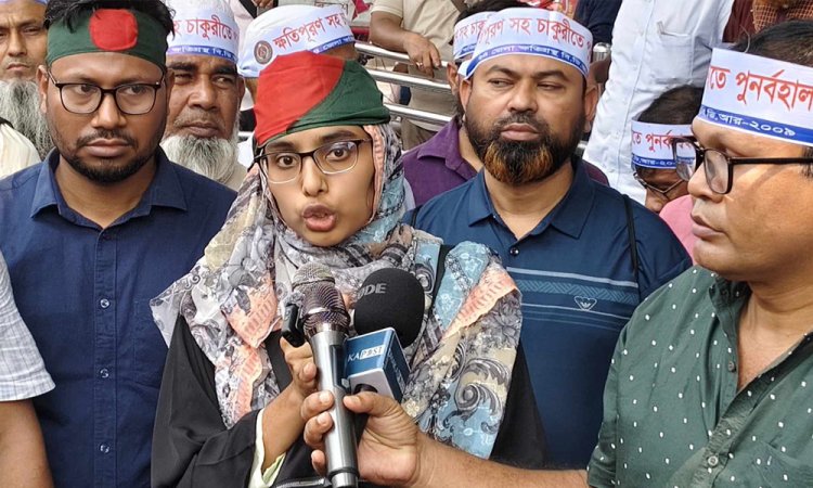 শহীদ মিনারে চাকরিচ্যুত বিডিআর সদস্যদের অবস্থান