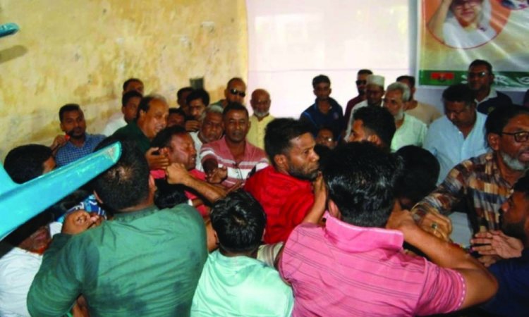 বরিশালে বিএনপির কর্মিসভায় চেয়ারে বসা নিয়ে মারামারি