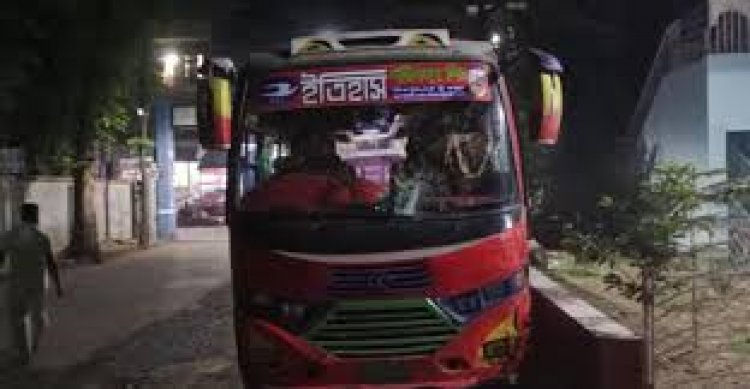 সাভারে  চলন্ত দুই বাসে অস্ত্র ঠেকিয়ে ডাকাতি, স্বর্ণালংকার লুট