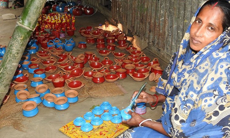 মেলা রাঙাতে ব্যস্ত হলেও মৃৎশিল্পীদের জীবনে রং নেই