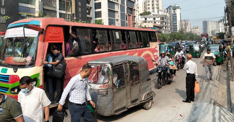 ঢাকার সড়কে সকালে গণপরিবহন কম, অফিসগামী মানুষের ভোগান্তি